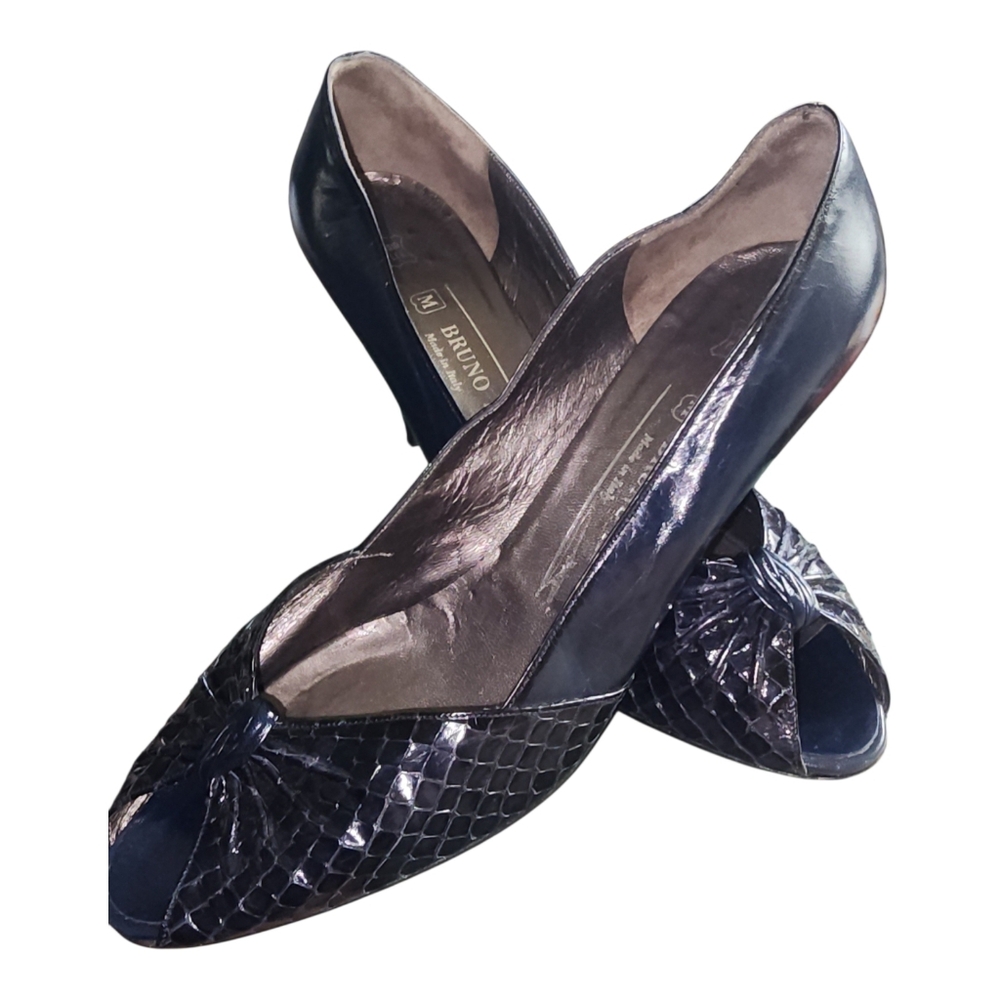 Bruno Magli Vintage Navy Croc-Embossed Leather Peep-Toe Pumps - Size 8 Read Desc